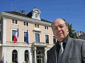 Michel Charrat et les frontaliers soutenus par le maire dAnnemasse